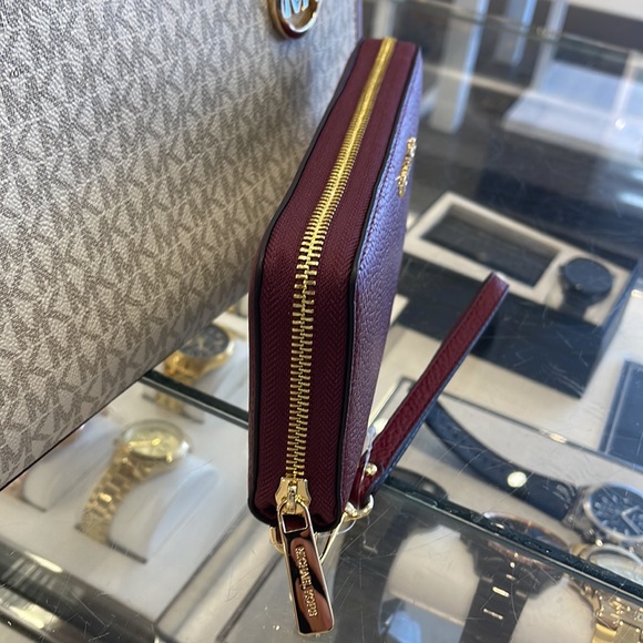 MICHAEL KORS
Leather Continental Wristlet Phone Case Wallet
Oxblood
NWT - Picture 6 of 16